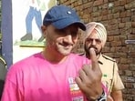 Former Indian cricketer and Aam Aadmi Party (AAP) MP Harbhajan Singh exercises his voting right in Jalandhar, Punjab, during Phase 7 of Lok Sabha elections, where 13 constituencies in the state are voting.(HT Photo)